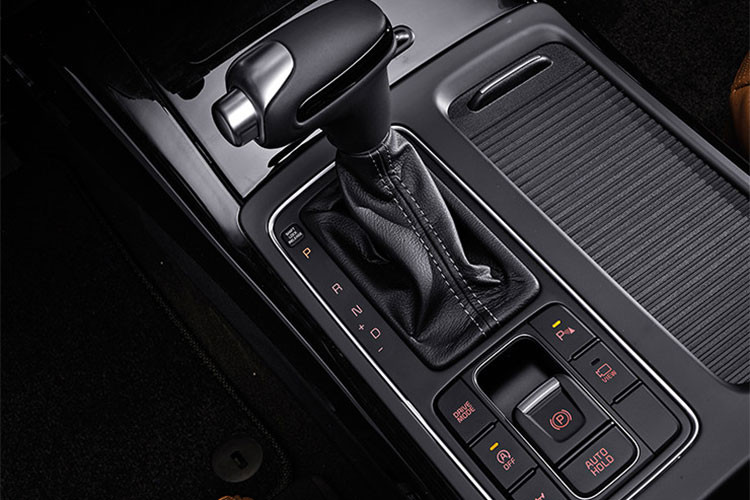 Thông qua các hình ảnh teaser mà Kia Malaysia công bố, có thể thấy Kia Sorento mới sử dụng hộp số tự động 8 cấp thay thế cho hộp số 6 cấp hiện tại. Tại thị trường nội địa, mẫu SUV này gồm có các phiên bản động cơ diesel 2,0 lít công suất 186 mã lực và mô-men xoắn 402 Nm, động cơ diesel 2,2 lít 202 mã lực, mô-men xoắn 441 Nm và một phiên bản động cơ xăng 2.0 T-GDI với 240 mã lực và mô-men xoắn 353 Nm.