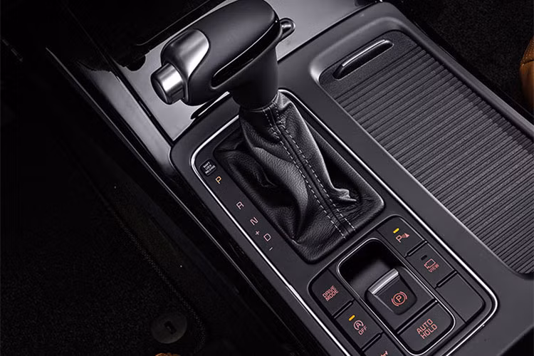 Thông qua các hình ảnh teaser mà Kia Malaysia công bố, có thể thấy Kia Sorento mới sử dụng hộp số tự động 8 cấp thay thế cho hộp số 6 cấp hiện tại. Tại thị trường nội địa, mẫu SUV này gồm có các phiên bản động cơ diesel 2,0 lít công suất 186 mã lực và mô-men xoắn 402 Nm, động cơ diesel 2,2 lít 202 mã lực, mô-men xoắn 441 Nm và một phiên bản động cơ xăng 2.0 T-GDI với 240 mã lực và mô-men xoắn 353 Nm.