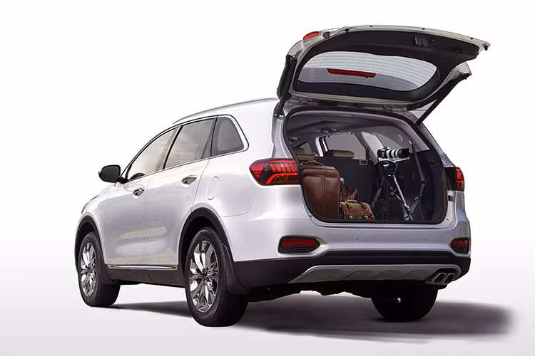 Trước khi ra mắt bản facelift tại Malaysia, mẫu Kia Sorento cung cấp 2 phiên bản gồm động cơ xăng 2,4 lít và diesel 2,4 lít. Hiện tại, thông số kỹ thuật của Sorento mới cho thị trường Malaysia vẫn chưa được xác nhận.