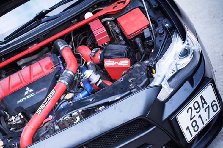 Dưới nắp ca-pô là những chi tiết thật bắt mắt, xe sử dụng động cơ tăng áp, 4 xi-lanh thẳng hàng, dung tích 1998 cc nhưng đã được người chơi độ lên với nhiều chi tiết hàng hiệu giúp cho nó cực mạnh.