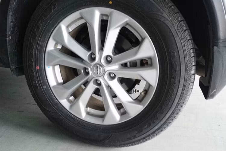 Ngay cả những phiên bản cơ bản nhất của dòng xe cũng được trang bị bộ mâm 5 cánh kép đẹp mắt, khiến cho Nissan X-Trail 2016 phiên bản mới trở nên "ưa nhìn" hơn so với người tiền nhiệm trước đây.