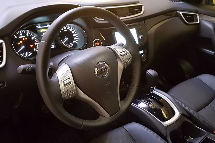 Ngoài các chi tiết nội thất được bọc da trang nhã mang phong cách thanh lịch cùng với cửa sổ trời lớn..., vô-lăng 3 chấu của X-Trail lại có thiết kế tương tự nhiều dòng xe Nissan hiện nay, và cũng sở hữu các cụm nút điều khiển hệ thống âm thanh tiện dụng ở vị trí 3 và 9 giờ.