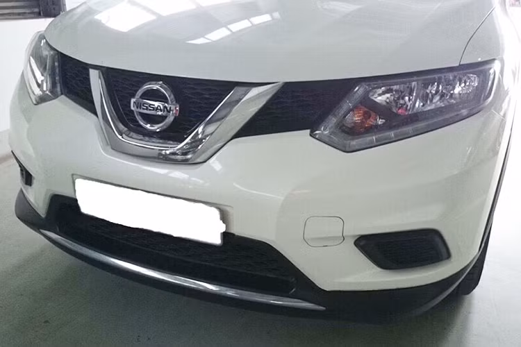 Nissan X-Trail là một dòng xe khá mới, từng được ra mắt lần đầu vào năm 2000. Trải qua 3 thế hệ, phiên bản X-Trail 2016 được thiết kế lại hoàn toàn, loại bỏ kiểu dáng vuông vức của các thế hệ trước. Phần đầu xe với các đèn pha có dải LED định vị sắc sảo và lưới tản nhiệt chữ V đặc trưng Nissan gợi nhớ về "đàn anh" Murano.