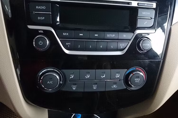 Bảng đồng hồ trên xe có cách bố trí quen thuộc với 2 đồng hồ báo tốc và vòng tua lớn, "kẹp" giữa là một màn hình màu hiển thị các thông tin về trạng thái hoạt động trên xe. Các nút bấm điều khiển trên xe cũng được bố trí một cách hợp lý, quen thuộc và tiện dụng.