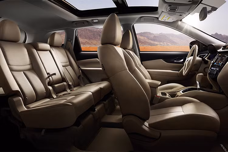 Tại thị trường Việt, X-Trail 2016 có tổng cộng 5 chỗ ngồi, trong đó hàng ghế sau có thể ngồi được 3 người nếu gập tựa tay lên. Tuy nhiên tại một số thị trường, chiếc xe còn có phiên bản 7 chỗ với 3 hàng ghế. Ưu điểm rất lớn của X-Trail ở hàng ghế sau khá rộng và thoải mái, cửa gió độc lập.