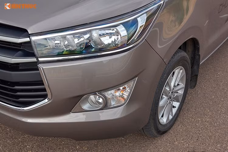 Toyota Innova 2016 được thiết kế hoàn toàn mới, sắc sảo và hiện đại hơn, nâng tầm mẫu xe này lên một đẳng cấp khác biệt so với các đối thủ cùng phân khúc. Mang thông điệp “Sang trọng, Vững chãi”, Innova thế hệ đột phá 2016 được thiết kế tinh xảo và đẳng cấp hơn, gia tăng sự tiện nghi thoải mái và an toàn tối ưu.