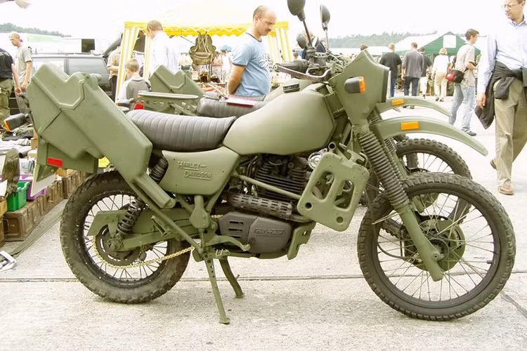 Ở chiếc Harley-Davision MT500 này, giá trị không chỉ nằm ở độ quý hiếm. Sau gần 2 thập kỷ, chiếc xe dường như vẫn “mới toanh” khi trên công-tơ mét chỉ số 0 do được người sưu tầm giữ gìn khá cẩn thận và gần như không hề nổ máy. 