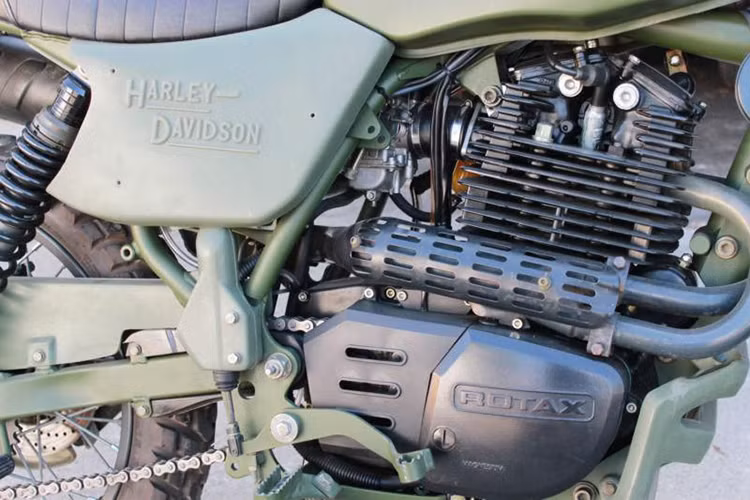 Harley-Davidson MT 500 sở hữu ngoại hình khỏe khoắn nhờ lớp sơn màu xanh quân đội, dòng chữ Harley-Davidsion nổi bật. Một số trang bị đáng chú ý khác bao gồm hộp đựng súng bằng nhựa phía sau và hộp đạn.