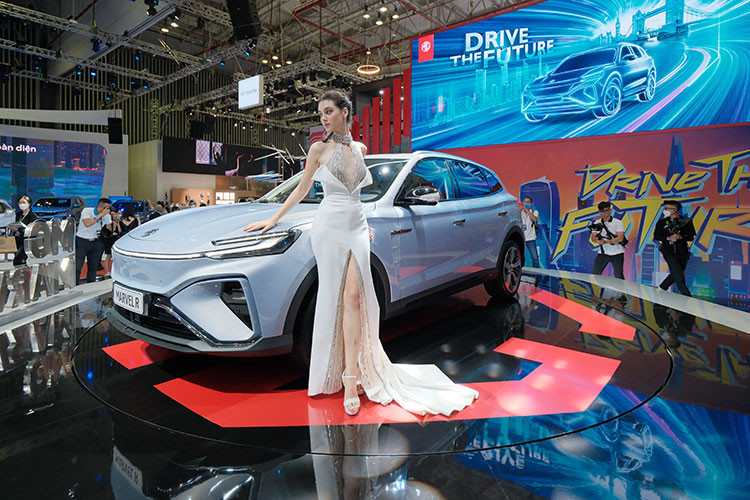 Sức mạnh của chiếc xe nằm ở Tri-motor AWD (dẫn động 4 bánh toàn thời gian ba động cơ) với một mô tơ điện được bổ sung ở trục trước và hai mô tơ điện ở trục sau, tạo ra công suất cực đại 212kW (288 Hp) và Mô-men xoắn cực đại 665 Nm.