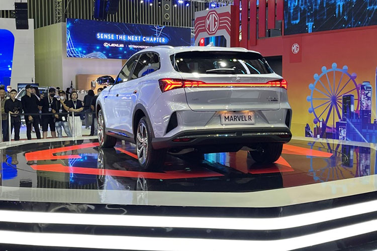 MG Marvel R được trang bị pin 70kWh, hỗ trợ sạc tại nhà 7kW AC đầu sạc loại 2 trong 10,5 giờ và có thể được sạc đầy từ 5% - 80% chỉ trong 43 phút tại trạm sạc nhanh (DC - cổng sạc CCS2). Chiếc xe sở hữu quãng đường di chuyển trên một lần sạc đầy ấn tượng, lên tới 402 km (theo tiêu chuẩn WLTP). 