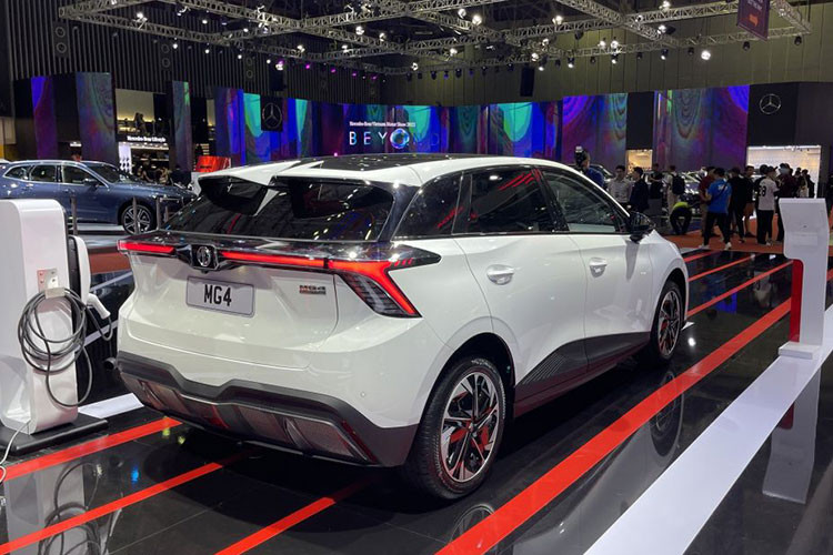 MG4 mới cũng sở hữu mẫu pin mỏng nhất từng được SAIC Motor sản xuất, với độ dày ấn tượng nhất phân khúc, chỉ khoảng 110mm, nhưng mang đến khả năng tích trữ và vận hành đáng kinh ngạc khi cung cấp phạm vi hoạt động tối đa trong một lần sạc đầy lên tới 350 km tương ứng với dung lượng pin 51 kWh.