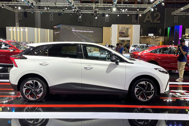 Được thiết kế trên kích thước dài, rộng, cao lần lượt là 4.287mm, 1.836mm và 1.504mm, cùng chiều dài cơ sở là 2.705mm, MG4 hoàn toàn mới sở hữu vẻ ngoài vô cùng bắt mắt.