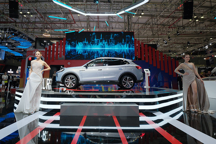 MG Marvel R chạy điện là mẫu SUV của tương lai, được MG chú trọng vào thiết kế và công nghệ ấn tượng. Phiên bản cao cấp nhất của mẫu xe - MG Marvel R Perfomance – được giới thiệu tại triển lãm lần này. Thiết kế hiện đại trên kích thước 4.674mm x 1.919mm x 1.613mm với chiều dài cơ sở là 2.804mm giúp cho xe có một dáng vẻ thanh thoát và năng động. 