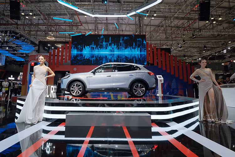 MG Marvel R chạy điện là mẫu SUV của tương lai, được MG chú trọng vào thiết kế và công nghệ ấn tượng. Phiên bản cao cấp nhất của mẫu xe - MG Marvel R Perfomance – được giới thiệu tại triển lãm lần này. Thiết kế hiện đại trên kích thước 4.674mm x 1.919mm x 1.613mm với chiều dài cơ sở là 2.804mm giúp cho xe có một dáng vẻ thanh thoát và năng động. 