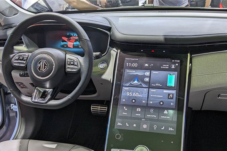 Bên trong khoang nội thất của MG Marvel R gây ấn tượng mạnh với không gian rộng rãi cùng màn hình cảm ứng trung tâm cỡ lớn lên tới 19,4 inch, đem lại những trải nghiệm vô cùng mới mẻ cho người lái. 
