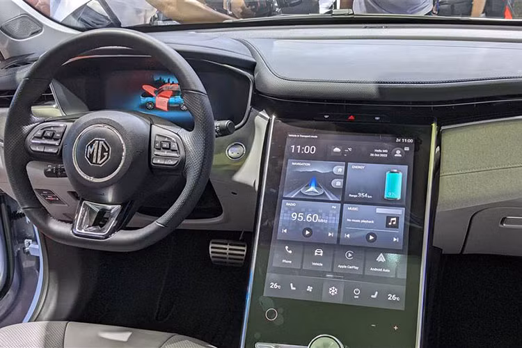 Bên trong khoang nội thất của MG Marvel R gây ấn tượng mạnh với không gian rộng rãi cùng màn hình cảm ứng trung tâm cỡ lớn lên tới 19,4 inch, đem lại những trải nghiệm vô cùng mới mẻ cho người lái. 