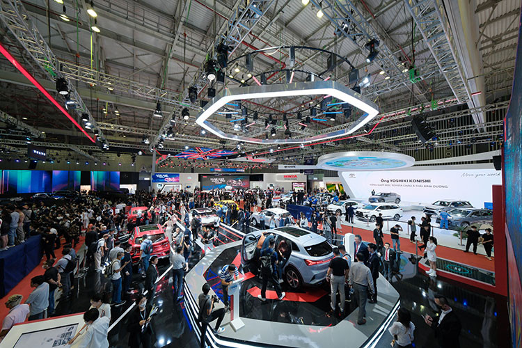 Ngoài những sản phẩm hiện đại được trưng bày, MG Việt Nam tự hào giới thiệu tại VMS 2022 Công nghệ hỗ trợ lái MG Pilot, Ứng dụng thông minh cho xe điện MG iSMART cùng Nền tảng có thể mở rộng mô-đun MSP - những công nghệ thể hiện rõ tinh thần “Kiến tạo tương lai”. Được biết, mức giá xe MG4 EV dự kiến khoảng 700 triệu đồng, còn giá MG Marvel R vẫn đang là ẩn số. 