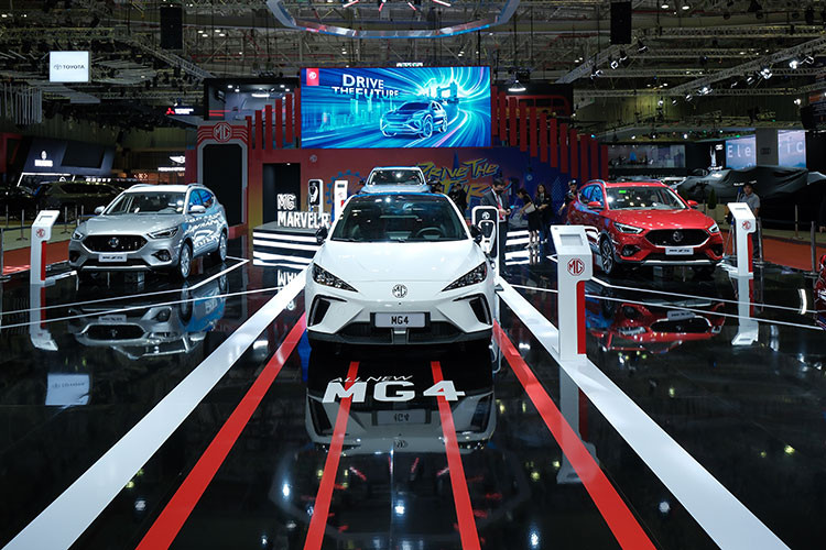 Xe có thể được sạc nhanh (DC – cổng sạc CCS2) từ 10% đến 80% chỉ trong 40 phút, trong khi có thể được sạc đầy tại nhà chỉ trong một đêm (7,5 giờ) thông qua sạc 7kW AC, với đầu sạc loại 2. MG4 có thể tăng tốc từ 0-100km/h trong 8,5 giây và đạt tốc độ tối đa 160km/h. Đồng thời, hệ thống hỗ trợ người lái MG Pilot với nhiều tính năng an toàn cũng được trang bị trên mẫu xe này. 