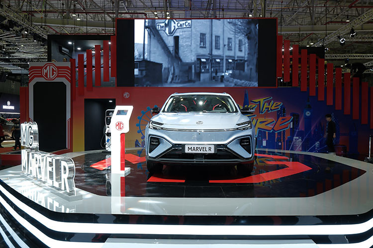 Nhờ đó, MG Marvel R mang lại cảm giác lái phấn khích, chân thật nhất, cũng như cho phép chiếc xe tăng tốc từ 0-100 km/ h chỉ trong 4,9 giây với tốc độ tối đa có thể đạt được lên tới 200k/m. Mẫu xe được tích hợp hệ thống hỗ trợ người lái MG Pilot với nhiều tính năng an toàn, giúp mỗi hành trình trở nên dễ dàng hơn.