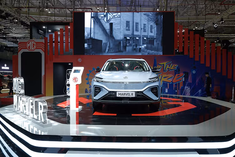 Nhờ đó, MG Marvel R mang lại cảm giác lái phấn khích, chân thật nhất, cũng như cho phép chiếc xe tăng tốc từ 0-100 km/ h chỉ trong 4,9 giây với tốc độ tối đa có thể đạt được lên tới 200k/m. Mẫu xe được tích hợp hệ thống hỗ trợ người lái MG Pilot với nhiều tính năng an toàn, giúp mỗi hành trình trở nên dễ dàng hơn.