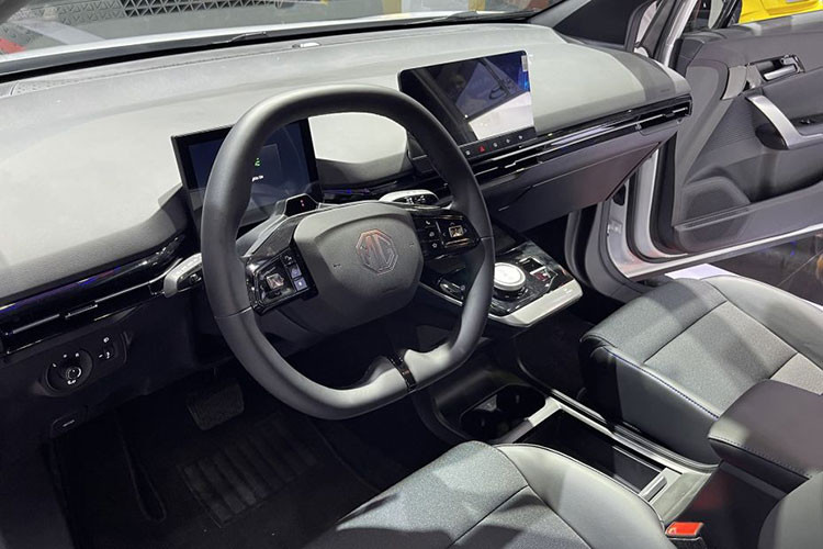 Trong khi đó, không gian nội thất của xe được thiết kế với cảm hứng tinh gọn, tập trung tối đa trải nghiệm cho người lái với vô lăng 2 chấu, cụm đồng hồ kỹ thuật số 7 inch được đặt nổi một cách tinh tế, cùng màn hình giải trí cảm ứng cỡ lớn 10,25 inch.