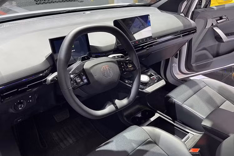 Trong khi đó, không gian nội thất của xe được thiết kế với cảm hứng tinh gọn, tập trung tối đa trải nghiệm cho người lái với vô lăng 2 chấu, cụm đồng hồ kỹ thuật số 7 inch được đặt nổi một cách tinh tế, cùng màn hình giải trí cảm ứng cỡ lớn 10,25 inch.