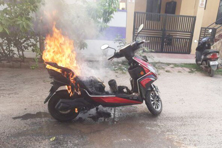 Cach su dung xe dap dien, xe may dien an toan, phong ngua chay no