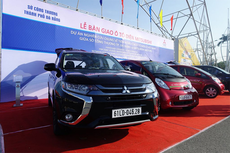 Vừa qua, Mitsubishi Motors Corporation (MMC) đã chính thức bàn giao 2 chiếc xe ôtô điện Mitsubishi là i-MiEV và 2 chiếc Outlander PHEV và hai bộ sạc nhanh cho Sở Công Thương TP. Đà Nẵng (DOIT).