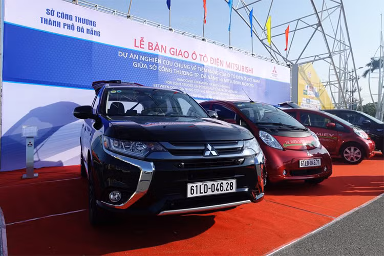 Vừa qua, Mitsubishi Motors Corporation (MMC) đã chính thức bàn giao 2 chiếc xe ôtô điện Mitsubishi là i-MiEV và 2 chiếc Outlander PHEV và hai bộ sạc nhanh cho Sở Công Thương TP. Đà Nẵng (DOIT).