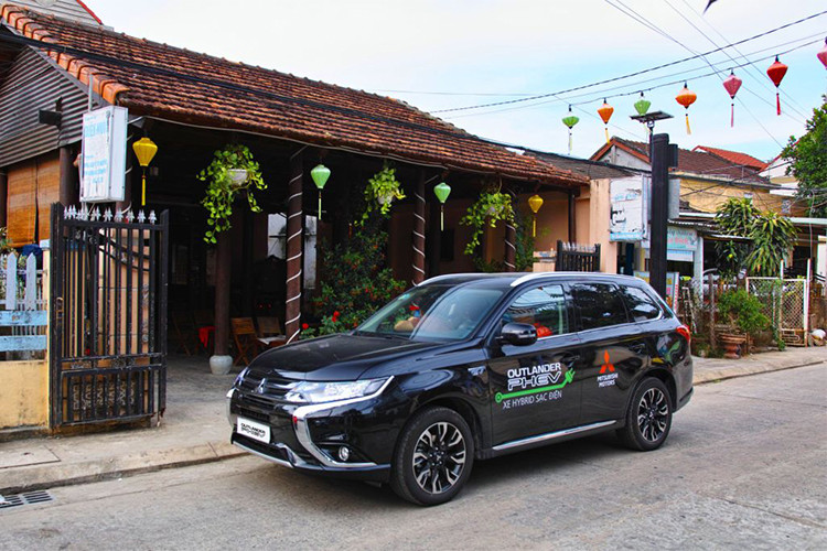 Outlander là mẫu xe quen với người tiêu dùng Việt Nam. Phiên bản động cơ hybrid có chút khác biệt ở cản trước và vành xe. Sự kết hợp giữa động cơ xăng dung tích 2 lít với mô-tơ điện cho tổng công suất 195 mã lực.