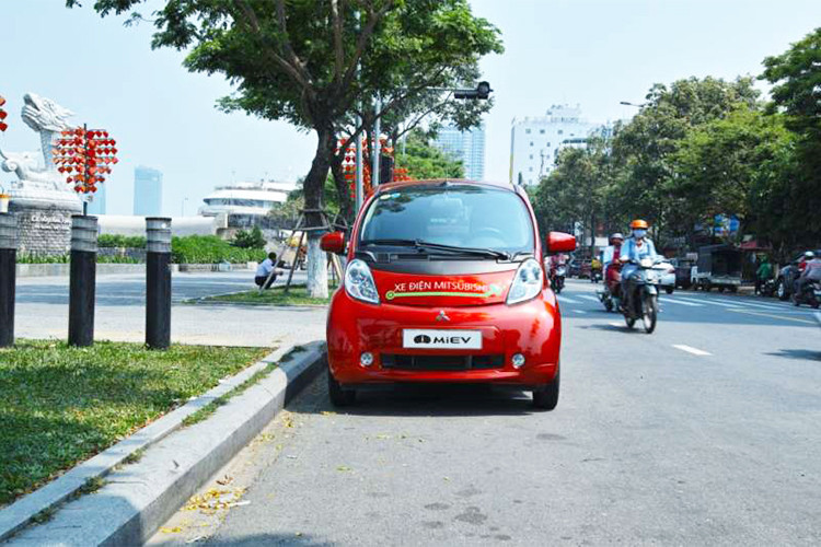 Mitsubishi i-MiEV sử dụng động cơ điện với công suất tương đương 63 mã lực và mô-men xoắn 180 Nm. Quãng đường di chuyển sau một lần sạc là 160 km theo chuẩn Nhật và 100 km theo chuẩn EPA.