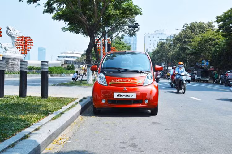 Mitsubishi i-MiEV sử dụng động cơ điện với công suất tương đương 63 mã lực và mô-men xoắn 180 Nm. Quãng đường di chuyển sau một lần sạc là 160 km theo chuẩn Nhật và 100 km theo chuẩn EPA.
