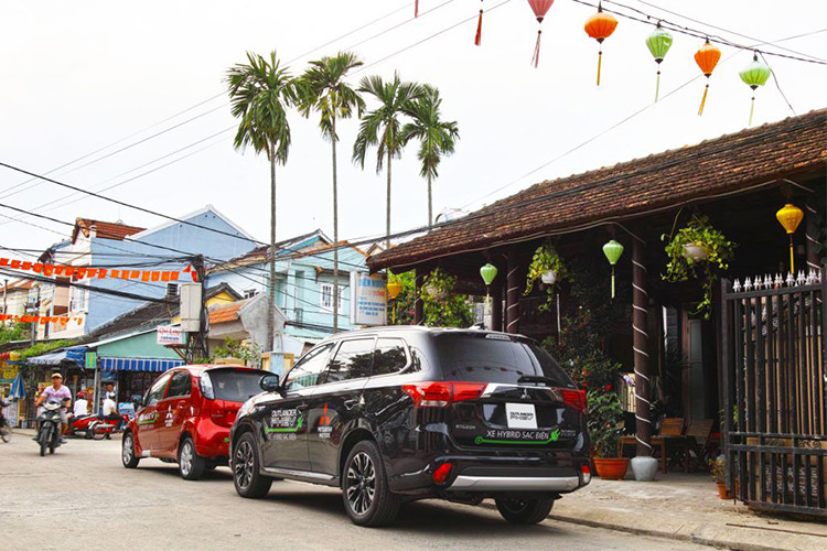 Phạm vị hoạt động của mẫu xe Mitsubishi Outlander PHEV lên tới hơn 50 km sau một lần sạc. Đây là mẫu xe an toàn hàng đầu tại Mỹ với chứng nhận Top Safety Pick 2018, và 4 năm liên tục đạt Top Safety Pick Plus từ tổ chức IIHS (Insurance Institude for Highway Safety) của Mỹ.