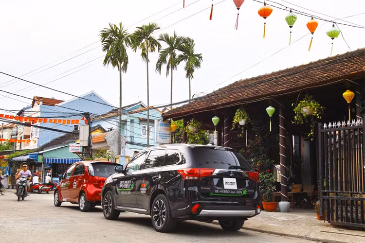 Phạm vị hoạt động của mẫu xe Mitsubishi Outlander PHEV lên tới hơn 50 km sau một lần sạc. Đây là mẫu xe an toàn hàng đầu tại Mỹ với chứng nhận Top Safety Pick 2018, và 4 năm liên tục đạt Top Safety Pick Plus từ tổ chức IIHS (Insurance Institude for Highway Safety) của Mỹ.