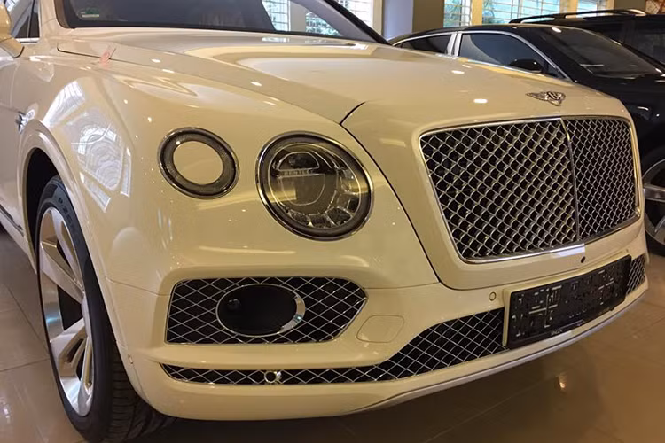 Đáng chú ý so với 8 chiếc Bentley Bentayga từng xuất hiện tại thị trường Việt Nam, mẫu SUV siêu sang Bentley của tay chơi miền Trung tậu có ngoại thất trắng muốt cực độc. Được biết mẫu SUV siêu sang được đưa về nước theo diện nhập khẩu không chính hãng.
