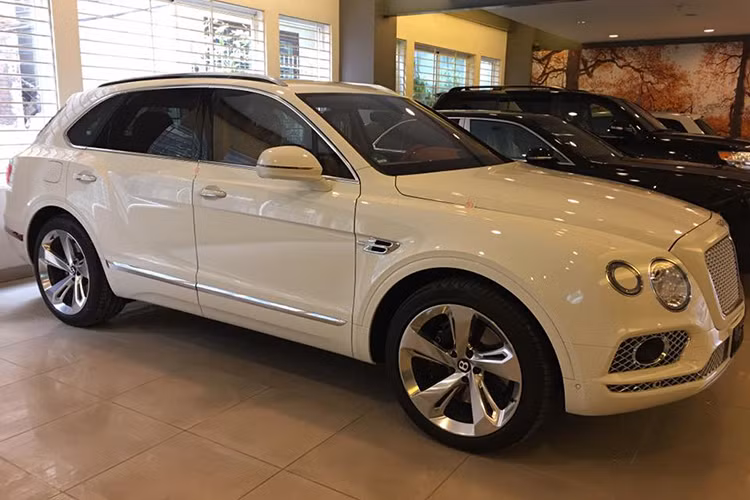 Lần đầu tiên trình làng trong triển lãm Frankfurt 2015, Bentley Bentayga nhanh chóng thu hút sự chú ý của giới nhà giàu trên Thế giới. Mẫu SUV siêu sang sở hữu thiết kế vuông vức kết hợp cùng những đường cong mềm mại bo tròn thể thao nhưng không kém phần sang trọng.