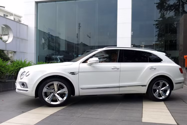 Siêu SUV Bentley Bentayga sở hữu động cơ loại 6 lít W12 tăng áp turbin kép cho công suất 600 mã lực và mô-men xoắn cực đại 900 Nm. Xe có khả năng tăng tốc từ từ 0 lên 100 km/h trong 4,1 giây trước khi đạt tốc độ 301 km/h, đồng nghĩa với ngôi vị SUV nhanh nhất thế giới.
