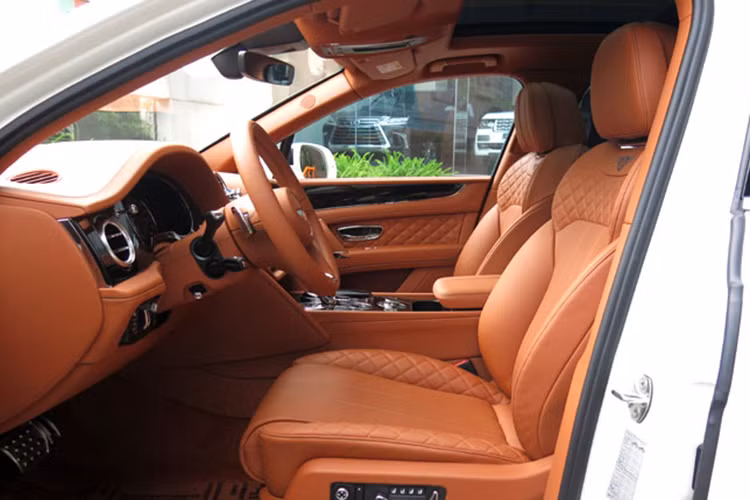 Xe được thiết kế cửa sổ trời panorama với khả năng tự đổi màu và đóng lại khi trời nắng. Hàng ghế sau với máy tính bảng 10,2 inch chạy Android với đầy đủ kết nối 4G, Wifi và Bluetooth. Xe sở hữu 8 chế độ lái chia đều cho 2 tính năng on-road và off-road.