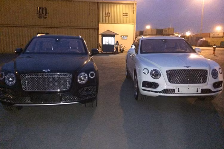 Vào giữa tháng 1/2017, bộ đôi siêu SUV Bentley Bentayga màu đen và trắng cập cảng Hải Phòng từng thu hút sự chú ý của giới chơi xe Việt.