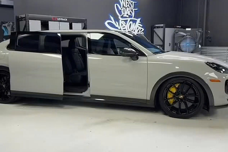 So với nhiều xe tiêu chuẩn, điểm làm nên sự hấp dẫn của mẫu xe Porsche Cayenne Turbo GT để biến nó thành chiếc SUV nhanh nhất trong lịch sử Porsche chính là khối động cơ đầy mạnh mẽ V8, dung tích 4.0 lít, tăng áp kép sản sinh công suất tối đa lên đến 631 mã lực và mô-men xoắn cực đại 850 Nm. 