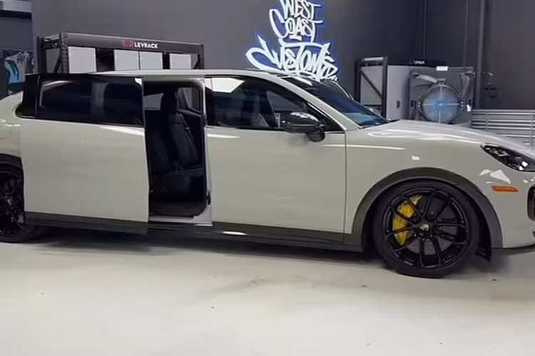 So với nhiều xe tiêu chuẩn, điểm làm nên sự hấp dẫn của mẫu xe Porsche Cayenne Turbo GT để biến nó thành chiếc SUV nhanh nhất trong lịch sử Porsche chính là khối động cơ đầy mạnh mẽ V8, dung tích 4.0 lít, tăng áp kép sản sinh công suất tối đa lên đến 631 mã lực và mô-men xoắn cực đại 850 Nm. 