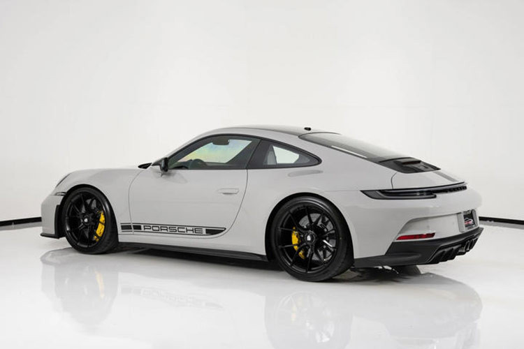 Ngoài chiếc Porsche Cayenne Turbo GT độ MPV cho vợ, ông Mark Zuckerberg còn chia sẻ thêm 1 xe Porsche khác đó là xe đua đường phố 911 GT3 bản Touring. Đây là phiên bản không có cánh gió của chiếc 911 GT3. Xe thuộc thế hệ thứ 8 của dòng 911, mang mã 992.