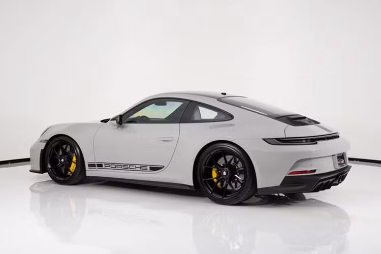 Ngoài chiếc Porsche Cayenne Turbo GT độ MPV cho vợ, ông Mark Zuckerberg còn chia sẻ thêm 1 xe Porsche khác đó là xe đua đường phố 911 GT3 bản Touring. Đây là phiên bản không có cánh gió của chiếc 911 GT3. Xe thuộc thế hệ thứ 8 của dòng 911, mang mã 992.