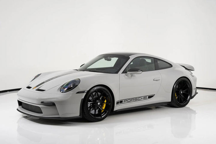 Tương tự 911 GT3, Porsche 911 GT3 Touring sở hữu động cơ boxer 6 xy-lanh dung tích 4.0L, công suất tối đa 510 mã lực và mô-men xoắn cực đại 470 Nm. Cả 2 vợ chồng Mark Zuckerberg rất hạnh phúc trước bộ đôi xe vừa sở hữu. Đây cũng có thể xem là dự án độ minivan đầu tiên trên thế giới dành cho mẫu SUV hiệu năng cao Porsche Cayenne Turbo GT. 