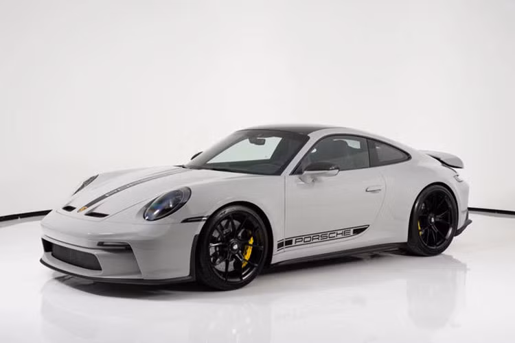 Tương tự 911 GT3, Porsche 911 GT3 Touring sở hữu động cơ boxer 6 xy-lanh dung tích 4.0L, công suất tối đa 510 mã lực và mô-men xoắn cực đại 470 Nm. Cả 2 vợ chồng Mark Zuckerberg rất hạnh phúc trước bộ đôi xe vừa sở hữu. Đây cũng có thể xem là dự án độ minivan đầu tiên trên thế giới dành cho mẫu SUV hiệu năng cao Porsche Cayenne Turbo GT. 