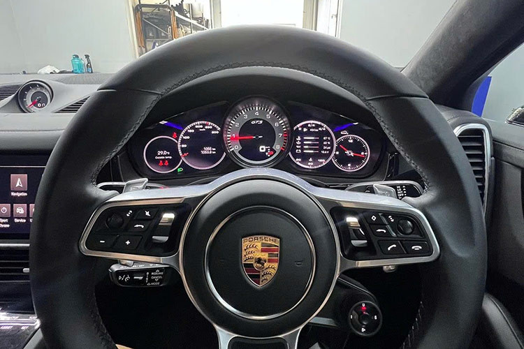 Sức mạnh trên SUV hạng sang Porsche Cayenne Turbo GT còn đi kèm với hộp số Tiptronic tự động 8 cấp cùng hệ dẫn động bốn bánh, nhờ đó, mẫu xe SUV nhanh nhất của hãng xe Porsche có thể tăng tốc từ vị trí xuất phát lên 100 km/h chỉ trong thời gian 3,3 giây, trước khi đạt tốc độ tối đa 300 km/h.