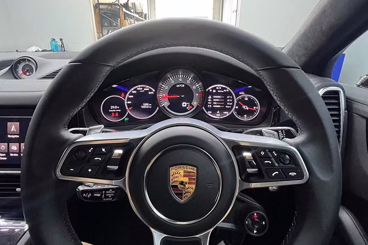 Sức mạnh trên SUV hạng sang Porsche Cayenne Turbo GT còn đi kèm với hộp số Tiptronic tự động 8 cấp cùng hệ dẫn động bốn bánh, nhờ đó, mẫu xe SUV nhanh nhất của hãng xe Porsche có thể tăng tốc từ vị trí xuất phát lên 100 km/h chỉ trong thời gian 3,3 giây, trước khi đạt tốc độ tối đa 300 km/h.