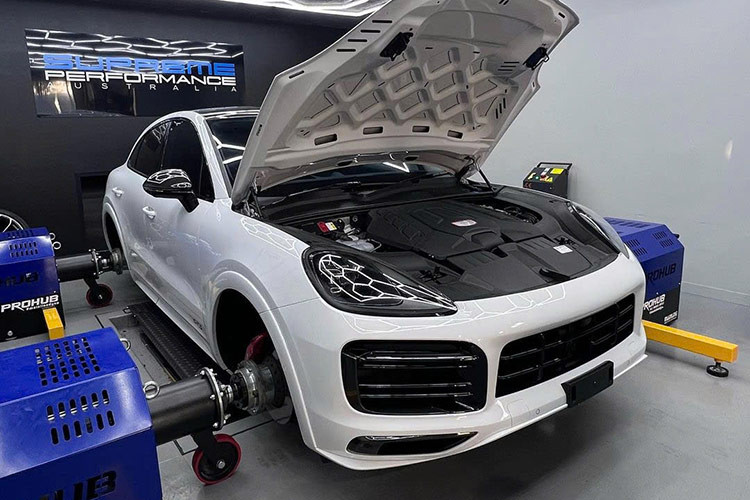 Nếu bạn tò mò về giá bán từ gợi ý là giá xe Porsche Cayenne mới nhất tại Việt Nam dành cho bản tiêu chuẩn được nhập khẩu chính hãng từ 4,7 tỷ đồng và đắt nhất chính là mẫu xe Porsche Cayenne Turbo GT có giá lên đến 12,25 tỷ đồng nhưng đây là con số khởi điểm, chưa bao gồm tùy chọn đi kèm cũng như chi phí lăn bánh.