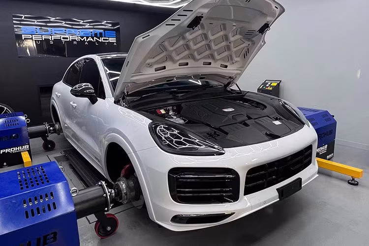 Nếu bạn tò mò về giá bán từ gợi ý là giá xe Porsche Cayenne mới nhất tại Việt Nam dành cho bản tiêu chuẩn được nhập khẩu chính hãng từ 4,7 tỷ đồng và đắt nhất chính là mẫu xe Porsche Cayenne Turbo GT có giá lên đến 12,25 tỷ đồng nhưng đây là con số khởi điểm, chưa bao gồm tùy chọn đi kèm cũng như chi phí lăn bánh.