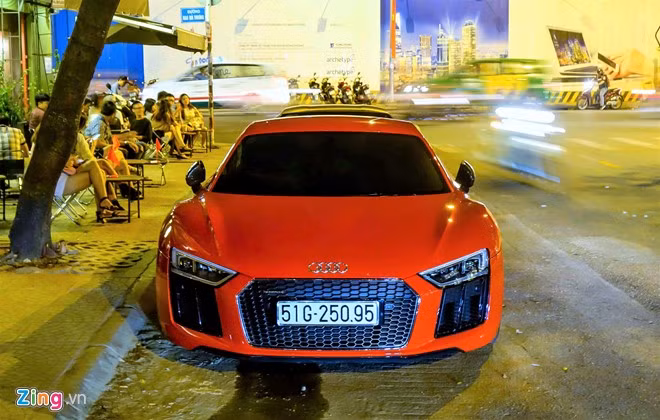 Mức giá của Audi R8 V10 Plus tại thị trường Việt khoảng 11 tỷ đồng, nếu tính cả tiền giấy tờ, trước bạ, bảo hiểm, giá lăn bánh của chiếc xe này tầm 13 tỷ đồng - gần bằng một chiếc "siêu bò" Lamboghini Huracan.